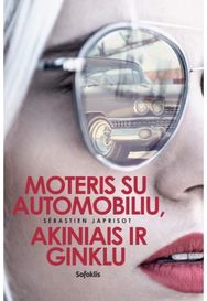 Moteris su automobiliu, akiniais ir ginklu